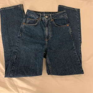 Jättesnygga mörkblåa jeans  - Väldigt få använda, därav inga defekter, superbra sick!  Midjemått: ca 60cm runt hela midjan. Innerben: ca 70cm. Det är bara höra av er vid frågor☺️❤️