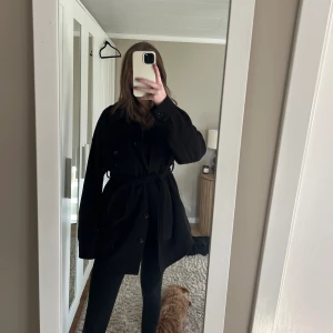 Jacka - Superfin jacka i mjukt material med knytning, använd fåtal gånger, stor i storleken passar xs/s