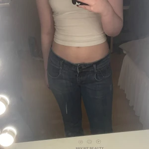 lågmidjade bootcut jeans - säljer dessa så så fina lågmidjade bootcut jeansen men sjukt snygg detalj på baksidan. tyvärr för stora för mig :(( skicket är väldigt bra! hör av er vid frågor🩷🩷