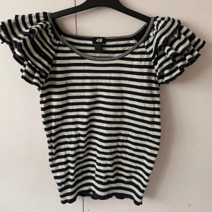 Topp med volanger  - Topp med stora volanger, säljer pga plats i garderob. 🌠