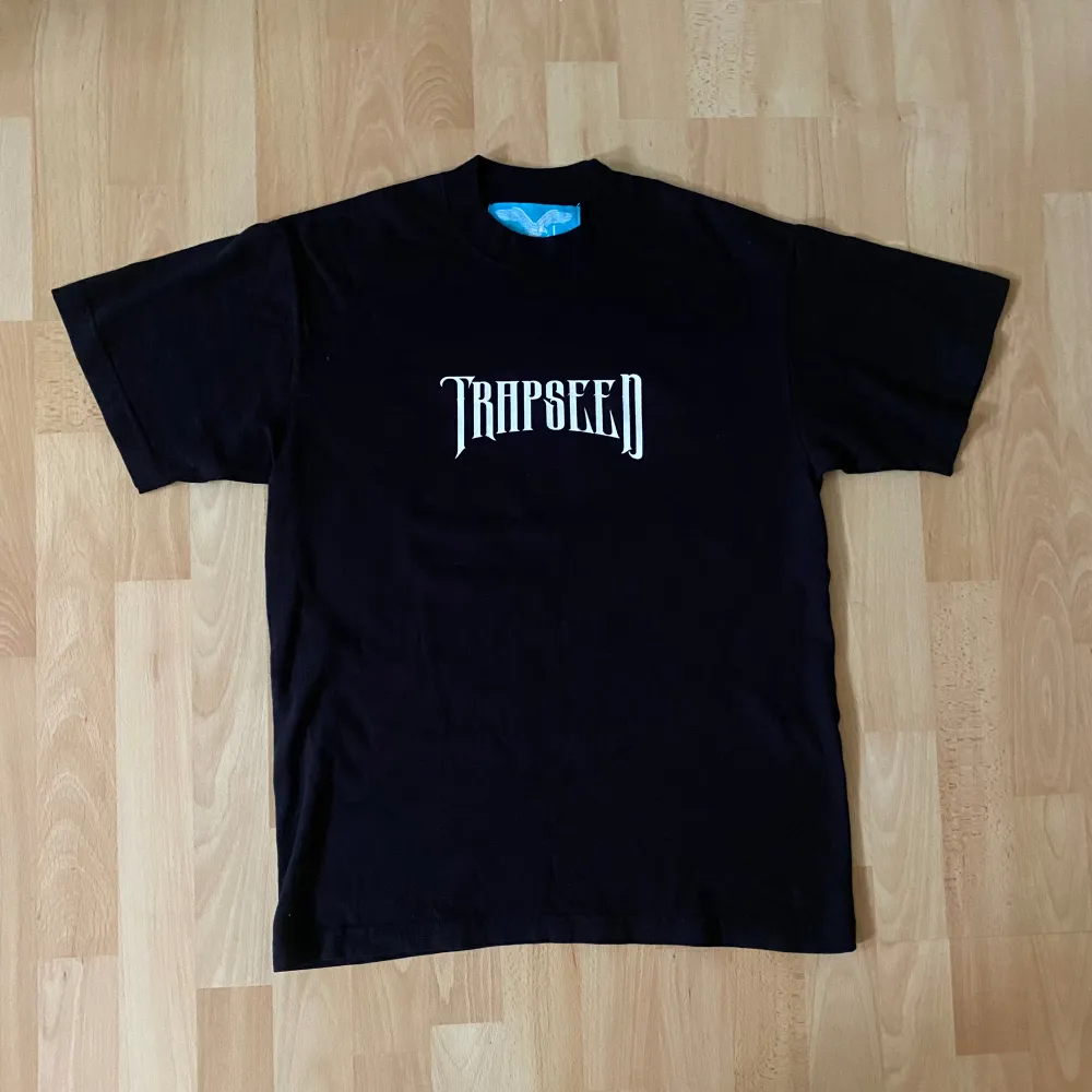T-shirt med tryck på från märket trapseed, unisex i storlek S. Toppar.