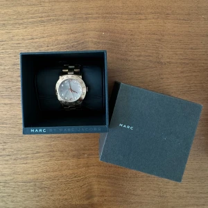 Marc by Marc Jacobs  - Rosé guld klocka från Marc by Marc Jacobs