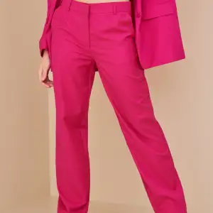 Rosa kostymbyxor som har utgått från sortiment. Säljer mina då dem har blivit för små. Använd fåtal gånger. Nypris ca 550kr. Pris kan diskuteras. Tryck inte köp utan kontakta mig. Samfraktar vid flera köp.🩷 (första bilden är inte min) 