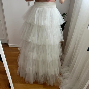 Tyllkjol - Vit, maxikjol i tyll från Lace & Beads. Storlek UK 8, men passar mig som normalt sett bär storlek XS. Aldrig använd med prislappen kvar. Stängs med dragkedja vid ena sidan💗