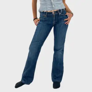 40. Lågmidjade utsvängda jeans   Midja: 37 cm Innerbenslängd: 76 cm  Modellen är 158 cm lång och bär vanligtvis storlek 34 
