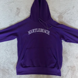 Lila hoodie - Lila hoodie köpt i USA, använd ett fåtal gånger! 💜