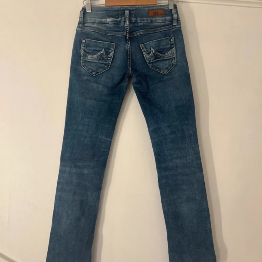 Fina ltb jeans som är köpta här på Plick, de passa inte mig så därför säljer jag dem💗 dem har ett litet hål på benet men det syns knappt. De är lågmidjade. Jeans & Byxor.