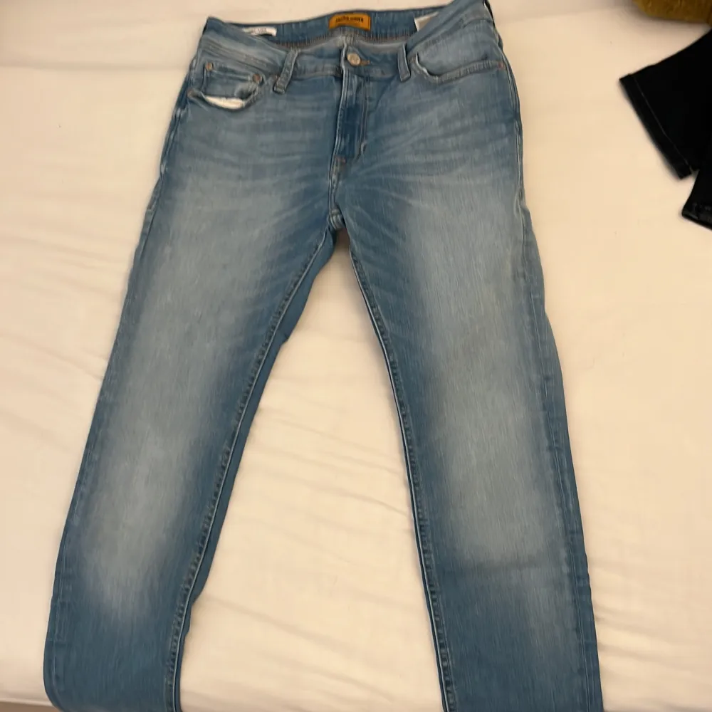 Säljer dessa Jack And Jones jeans då de inte kommer till användning . Jeans & Byxor.