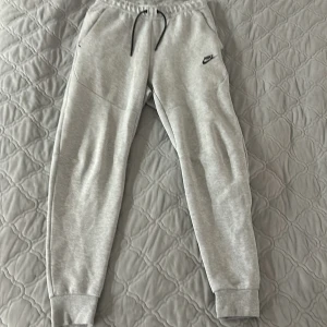 Nike Tech Byxor - Fick den som present men matchar inte min stil