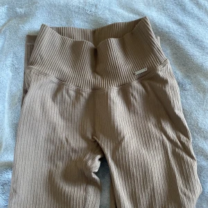 Espresso ribbed tights från Aimn i XS - Aimn träningstights som aldrig använts i färgen Espresso. Storlek XS!