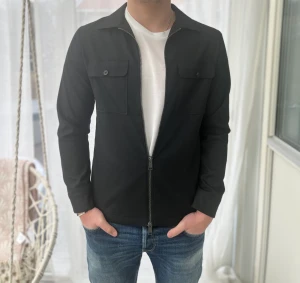 Riley jacka - Tjena säljer nu en sjukt snygg jacka som är perfekt nu till vår och sommar. Skicket är 10/10, har du några frågor är de bara att skriva! Pris kan diskuteras 