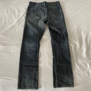 Baggy vintage 90s 00s stil jeans Hugo Boss - Från Hugo Boss! Mått (mätt platt): midja - 40x2, innerbenslängd - 80 (cm). Grabbjeans men passar tjejer oxå! Storlek W31L32 på lappen. 
