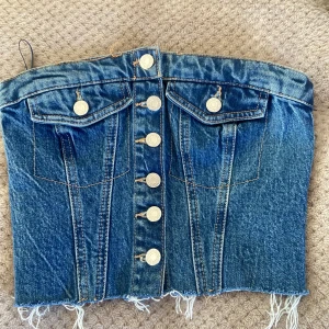 Säljer min jeans topp från zara då den inte kommer till användning längre, pris kan diskuteras💘 - Mörkblå jeans topp från ZARA, bra skick, använd ett fåtal gånger om ens någon, köpt för 329,50kr