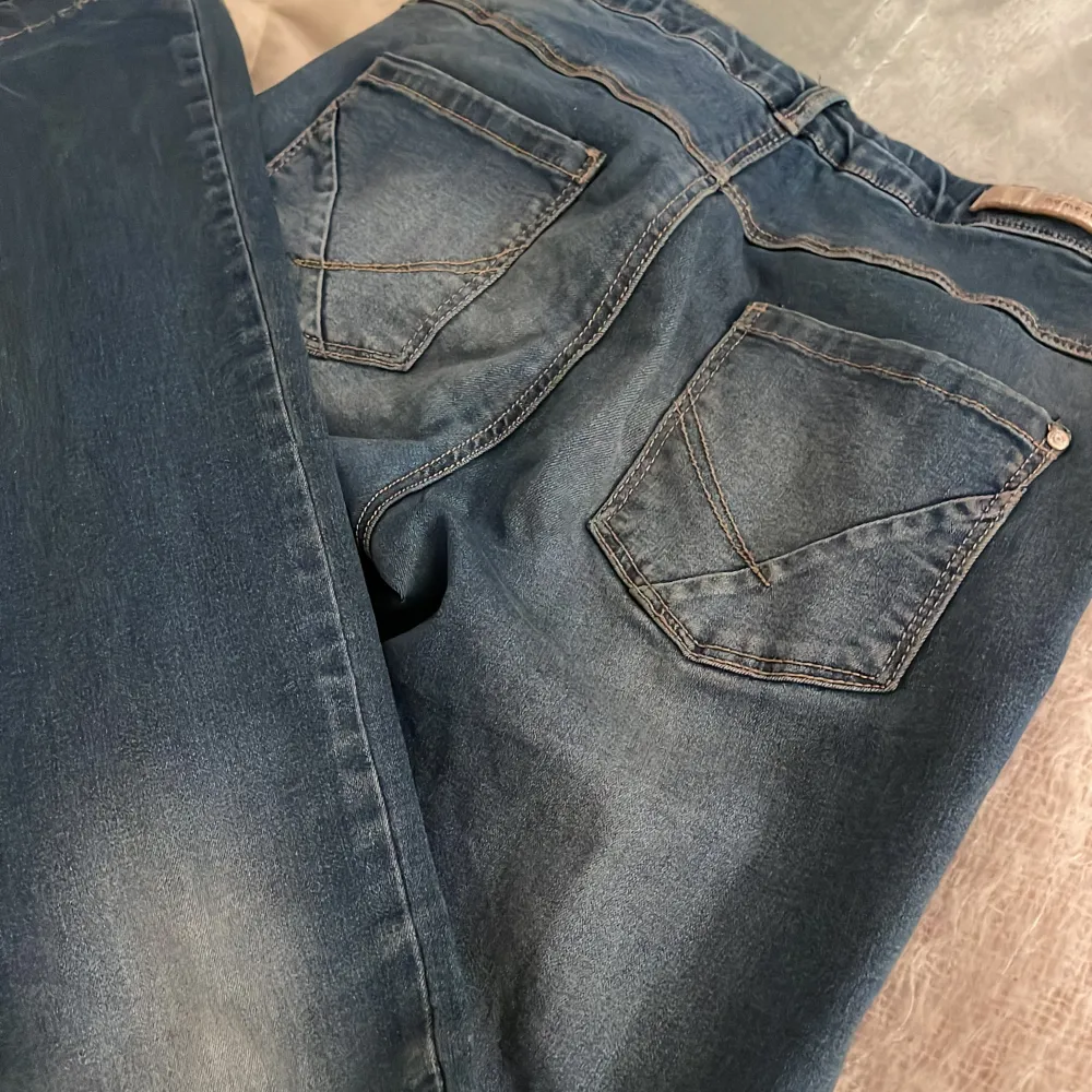 Lågmidjade bootcut jeans i fint sick! Hålen är klippta själv! Kontakta för frågor eller annat!💕. Jeans & Byxor.
