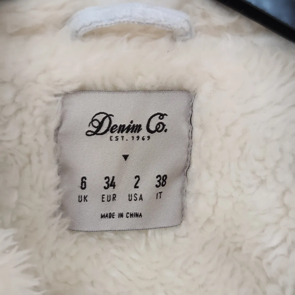 Säljer denna mysiga jacka från Demin Co i storlek 34. Helt i nyskick. 200kr+frakt❤. Jackor.