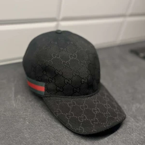 Gucci keps - Säljer min gucci keps använder inte längre och perfekt för sommar och våren som kommer säljer för 1,3k den är L 59cm går även o diskutera pris tar emot byten passar M 