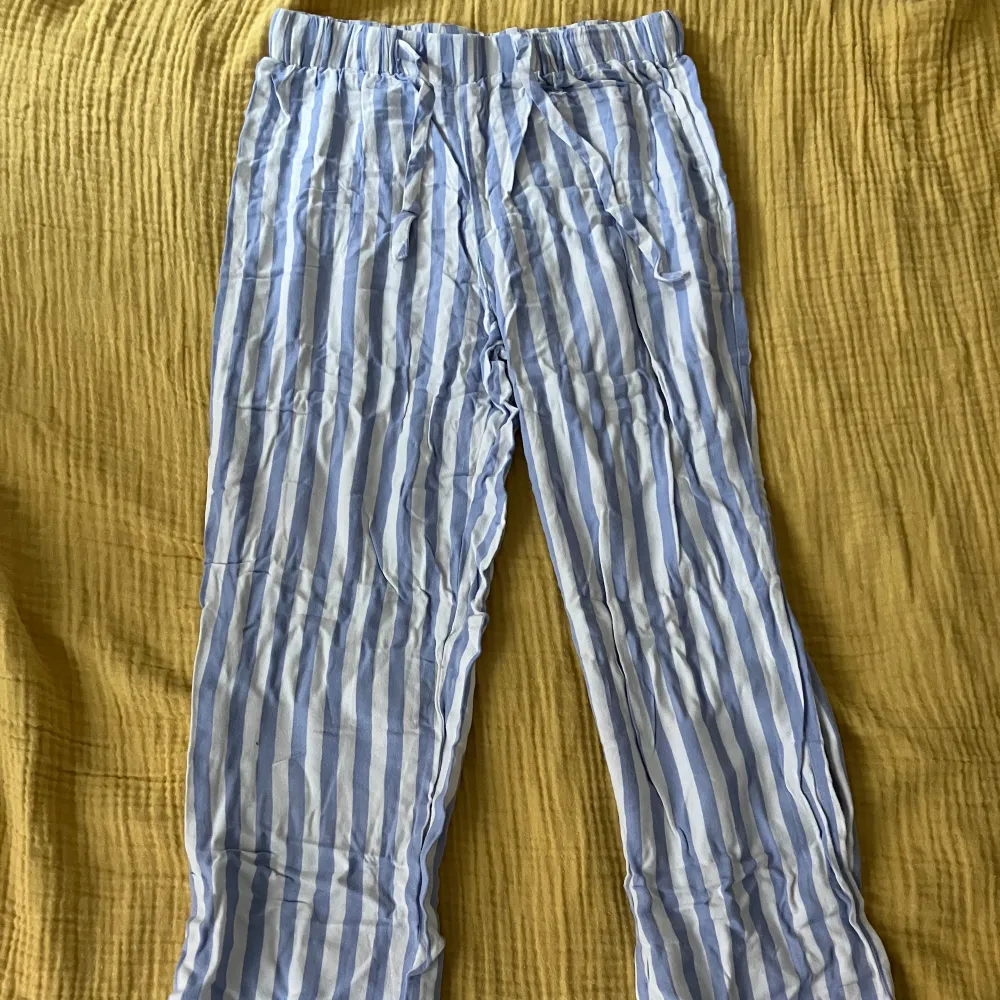 Blå-vita randiga pyjamasbyxor från Gina Tricot. Inga fläckar eller defekter.. Jeans & Byxor.