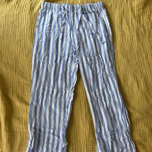Blå-vita randiga pyjamasbyxor från Gina Tricot. Inga fläckar eller defekter.