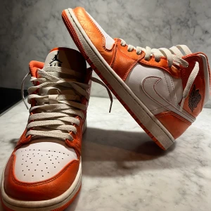 NIKE AIR JORDAN 1 RETRO MID  - Skorna är i fint sick 9/10 ny pris ca 2500kr