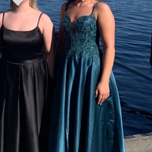 Blå/Grön Balklänning  - Jag säljer nu min fina balklänning som har kommit till användning en gång. Den är helt i nyskick utan skavanker och köpt för ca 2300kr. Hoppas den kan komma till användning på en annan fin tjej nu inför balen🩷