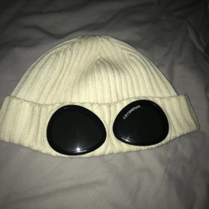 CP COMPANY mössa - Säljer nu min cp company mössa i vit färg, bra skick men använd därav priset. Skulle säga 7/10. Fullt äkta med bevis inuti samt den andra lappen som hänger med. Pm för fler frågor