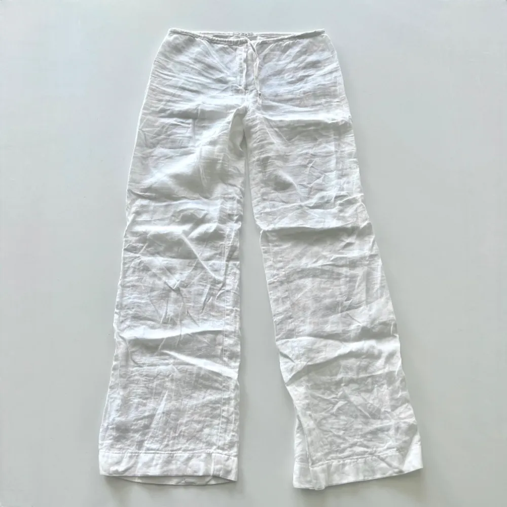 Vintage vita lågmidjade linnebyxor från Massimo Dutti. Midjemått: 74 cm. Innerbenslängd: 75 cm. Modellen är 167 cm lång. Skriv privat för mer bilder och mått 💘. Jeans & Byxor.