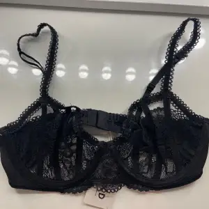 Skit snygg bralette från NA-KD. Aldrig använd med lappen på. Storlek 70C. Men liten i storleken. 💓💓