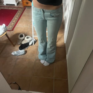 Diesel jeans - Svin coola lågmidjade bootcut jeans från Diesel i strl W26💕Midjemåttet är 38 cm rakt över, ytterbensmått 105 cm och innerbensmått 86 cm