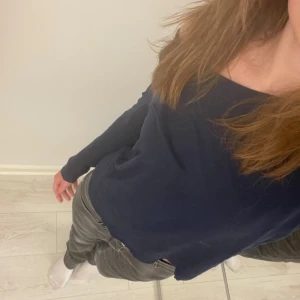 Vacker Mörkblå tröja  - Säljer denna tröja jag brukar använda som off-shoulder topp. Märket är HM och tröjan har storlek S. Fraktar snabbt💕