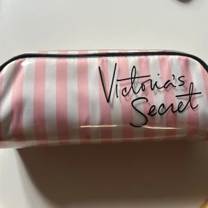 Randig Necessär Victorias Secret - Randig necessär från Victorias Secret.