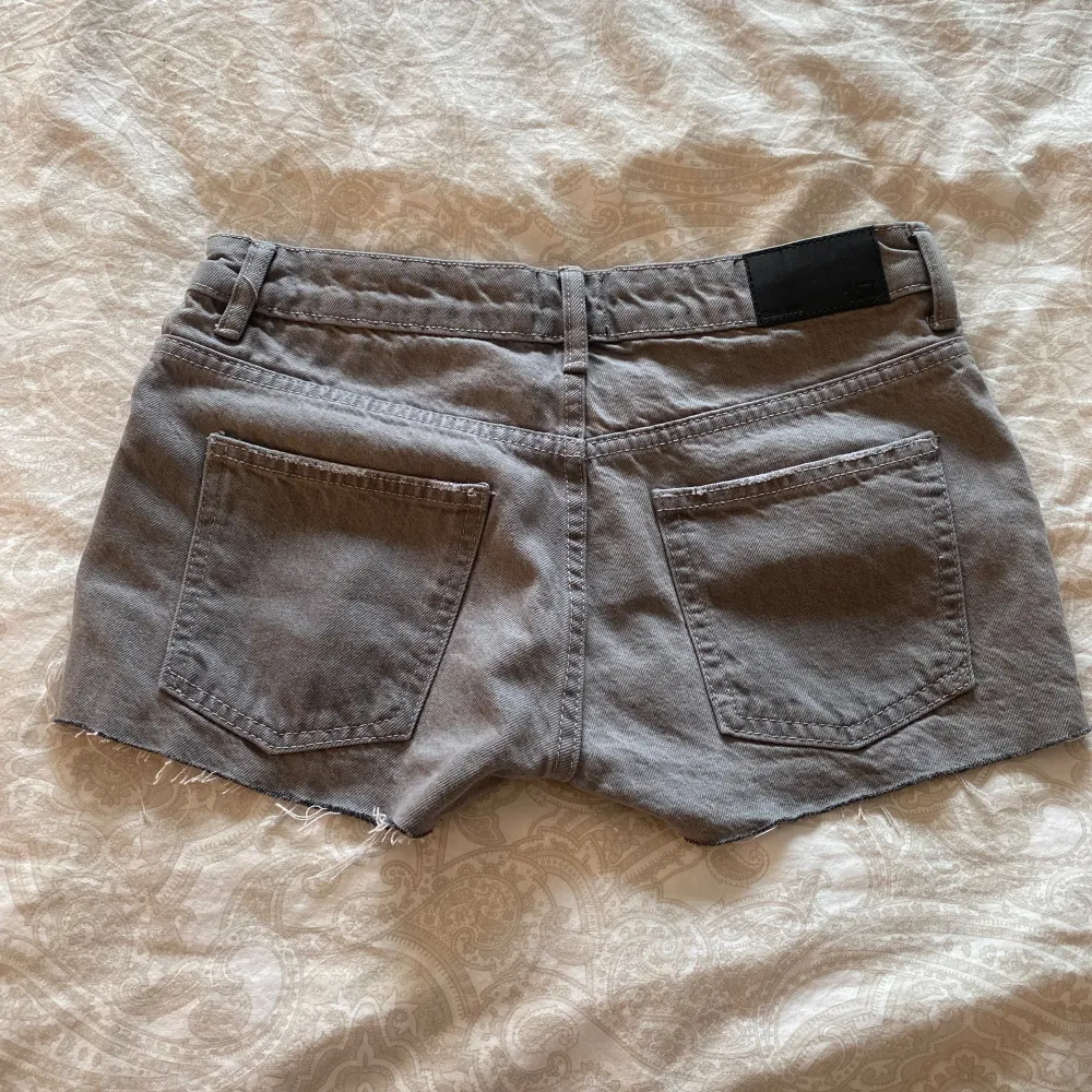 Grå lågmidjade jeansshorts från Lager 157, använt en gång.  Storlek XS.💕 Säljer då jag inte använder de. . Shorts.