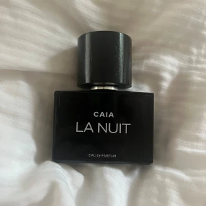 Caia parfym - Parfymen ”La Nuit” från Caia. Bläddra för att se doftbeskrivning. Den är endast testad och i princip hela är kvar, 50ml. Nypris 595kr.