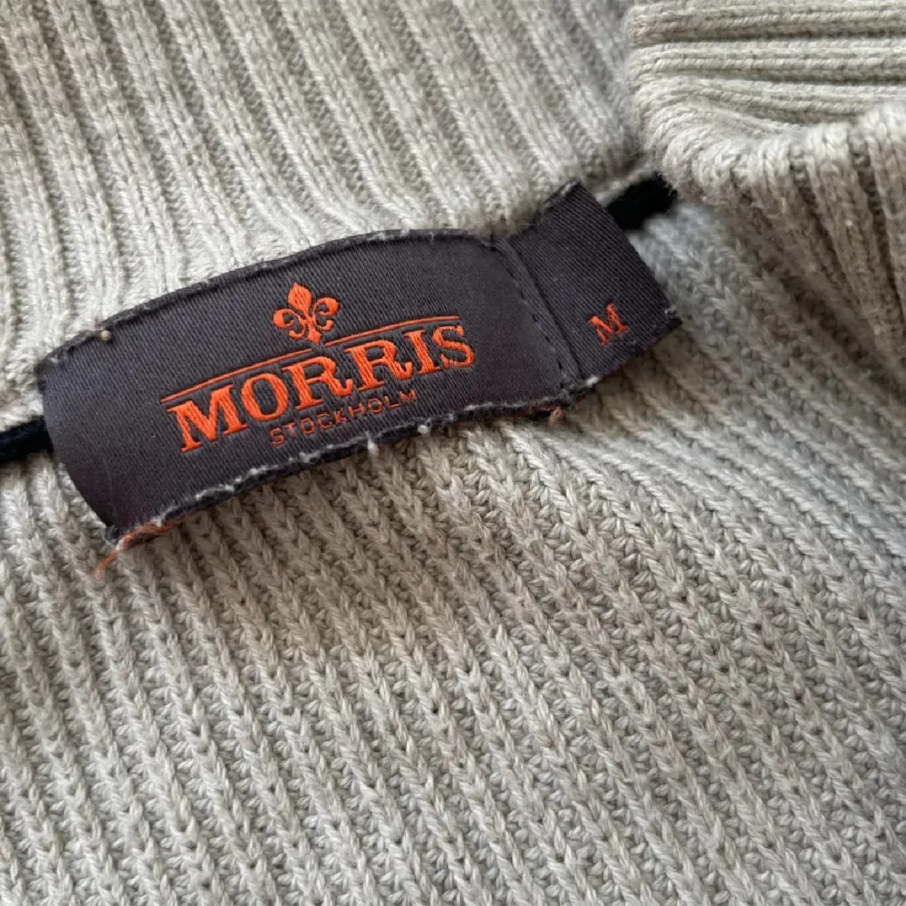 Morris half zip i väldigt bra skick. Använd fåtal gånger. Nypris runt 1800kr.  Priset är inte hugget i sten. Hör av er vid fler frågor. . Hoodies.