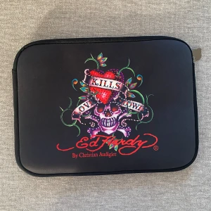 Ed Hardy datorfodral  - Äkta Ed Hardy datorfodral med rhinestones perfekt till skolan och är as bra roll cromebook eller lite större datorer 