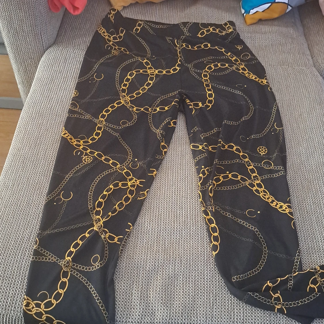 Svarta byxor med kedjemönster - 90