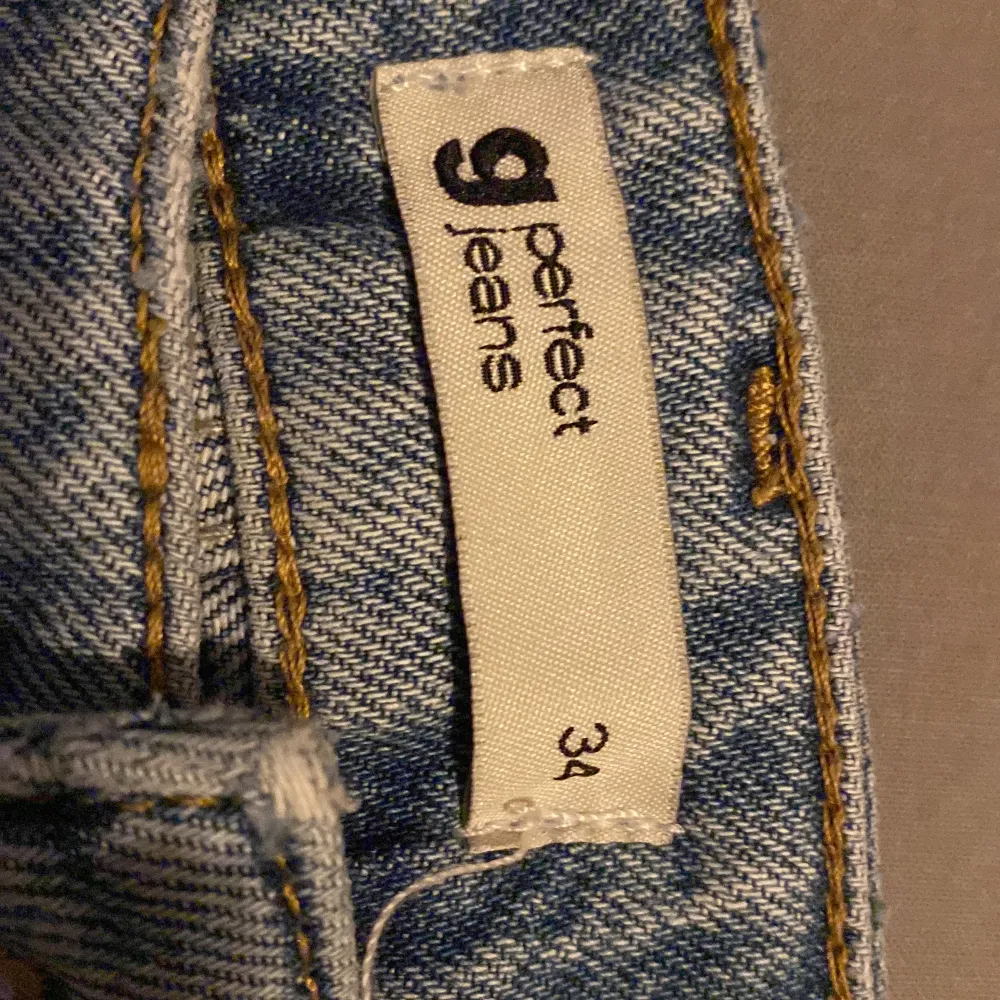 Hej säljer mina jeans från gina tricot! Ganska använda så säljer dem för 150kr! Det är storlek 34!. Jeans & Byxor.