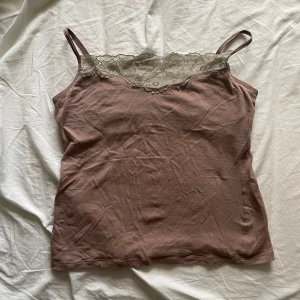 Brun Linne  - En jättefin brun linne med spets! Säljs eftersom den är för liten för mig 🤎