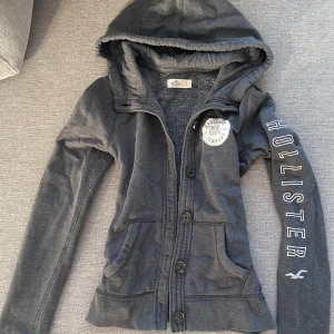 Holister hoodie - As fin holister hoodie med knappar o detaljer 