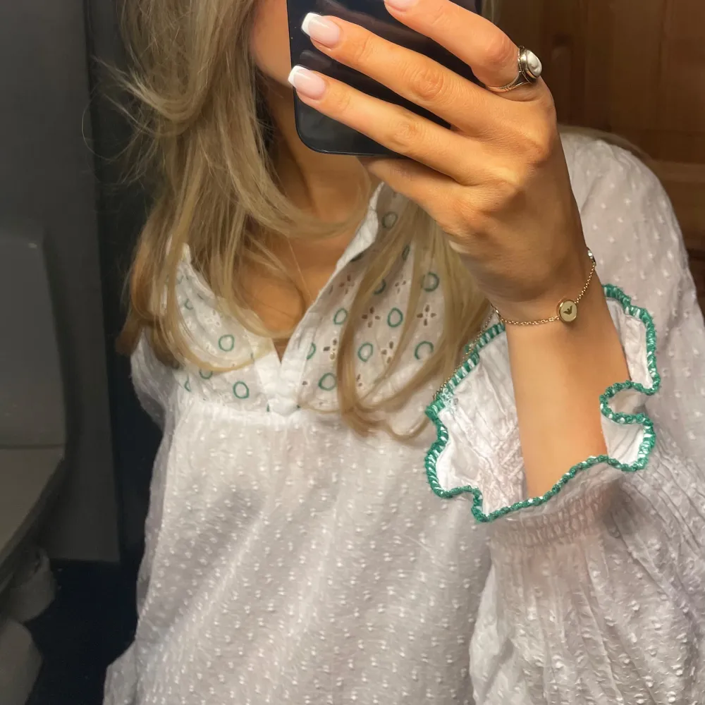 Använder ett par antal gånger men är i bra skick❤️ super söt o snygg till allt! Den är storlek m men passar som s, jag brukar ha xs-s i tröjor 🫶🏼. Puserot.