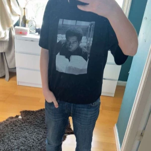 Svart T-shirt  - Säljer då den inte kommer till användning. Använt fåtal gånger.köpt på one wear.ny pris 300