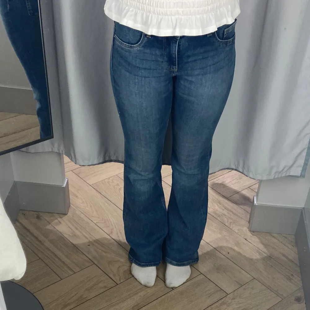 Säljer nu mina bootcut jeasn från h&m i stolek 40, passar mig som har s/m. Säljer pga att jag har likande jeans. Första bilden är färgen jag säljer, utsåld på hemsidan❤️använda 1 gång. Pris kan såklart diskuteras. Jeans & Byxor.