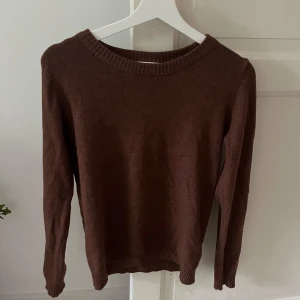 Brun stickad tröja  - Säljer denna  fina bruna stickade tröja från vero Moda i strl Xs, den är använd några enstaka gånger men väldigt bra skick.
