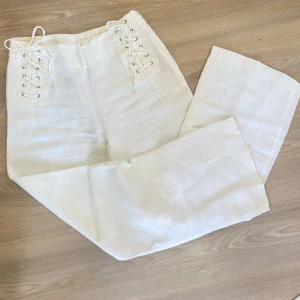 Linnebyxor  - Snygga vita linnebyxor från Kappahl  Tips för att slippa genomskinlighet : bär underkläder som är hudfärgade   Nyskick 