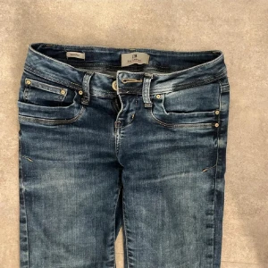 Ltb jeans bootcut - Säljer mina ltb jeans bootcut eftersom att de är försmå, de är i bra skick och nästan aldrig använda 💕skriv först om du vill köpa och tryck inte på köp nu direkt!!!!‼️‼️