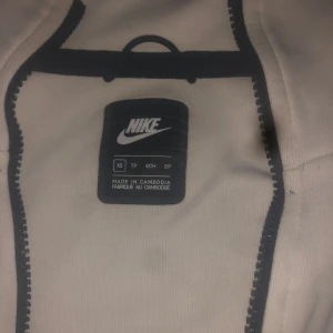 Nice tech fleece - Bra skick dragkedjan är bara lite svår och få upp men annars så är den som normalt storleken är XS men passar även på S