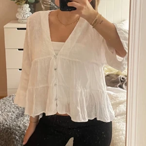 Blus - Fin blus som tyvärr inte kommer till användning då jag köpt en annan liknande