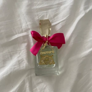 JUICY COUTURE - 50 ml  Har sprejat något sprut men den e forfarande som ny ❤️