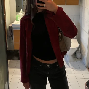 Mockajacka - Vintage jacka från tidigt 2000-tal, i riktigt mocka läder därav priset. I jättefint skick utan några defekter.