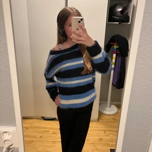 Mysig stickad tröja från hm - Mysig stickad tröja från hm  Sparsamt använd i väldigt fint skick Storlek xs