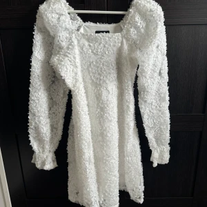 Vit klänning  - Kort vid klänning med långa armar från Pieces i storlek XS, klänningen har aldrig använts och har fortfarande prislappen på